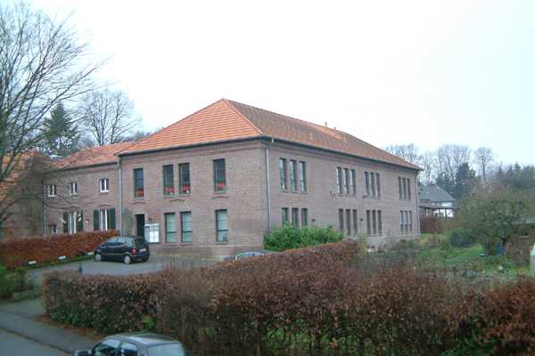 Parkplatz und Außsenansicht Denkmal Gut Leyershof